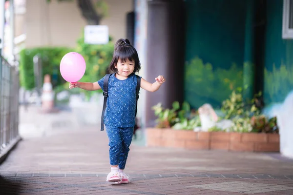 Menina Adorável Criança Está Segurando Balão Rosa Correndo Uma Encosta — Fotografia de Stock