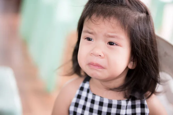 Üzgün Asyalı Sevimli Küçük Kızın Yakın Portresi Tatlı Çocuk Ağlıyor — Stok fotoğraf