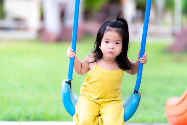 Mjukt Fokus Asiatisk Barnflicka Leker Blå Gunga Söt Unge Gul — Stockfoto