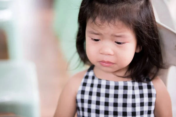 Küçük Kız Pişmanlıktan Suratını Buruşturdu Asyalı Çocuklar Ağlamak Için Başlarını — Stok fotoğraf