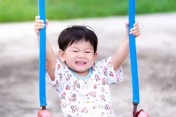 Boy Bermain Ayunan Tersenyum Manis Toddler Dua Tangan Tertangkap Pada — Stok Foto