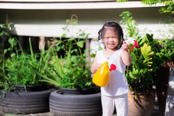 Słodka Dziewczyna Trzymała Żółtą Konewkę Uśmiechając Się Słodko Ogrodzie Małego — Zdjęcie stockowe