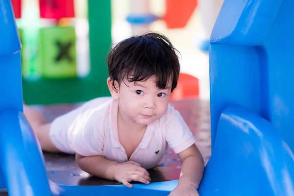 Маленький Азіатський Хлопчик Грає Ігровому Майданчику Спеку Літа Або Весни — стокове фото