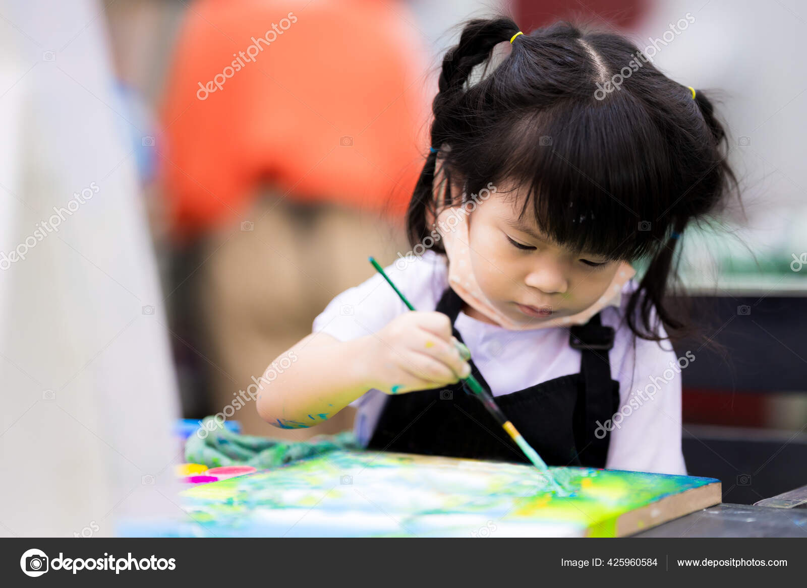 Uma Família Asiática Com Crianças Desenho E Pintura Na Mesa Na