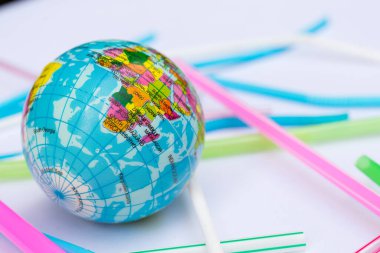 Mavi küre, çok renkli arka planı olan beyaz bir arkaplana yerleştirilir. Küresel ısınma kirliliği ve yeniden kullanım kavramı.