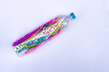 Birçok renkli tüpler açık plastik şişelerde mavi kapaklı. İzole edilmiş beyaz arka plan. Atık plastik tüp koleksiyonu kavramı.