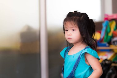 Asyalı kızın portresi ağlıyor ve gözleri kıpkırmızı. Çocuğun gözlerinde yaşlar var. Şirin küçük kız üzgün ve bir şeyler düşünüyor. Bebek 3 yıl 5 aylık. Evde..