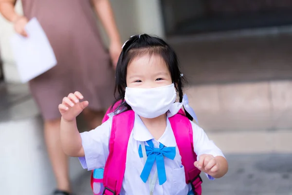 Ibu Atau Wali Membawa Anak Itu Kembali Dari Sekolah Seorang — Stok Foto