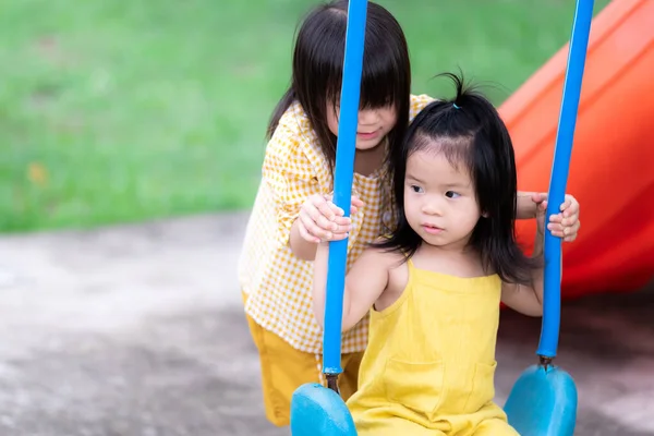 Nővérek Hintázni Tanították Nővéreket Két Lánytestvér Együtt Hintázott Ázsiai Nővér — Stock Fotó