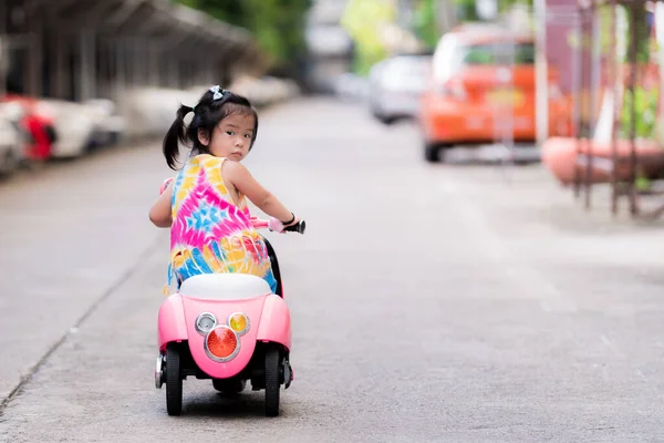 Menina Asiática Passeio Rosa Moto Elétrica Jogando Noite Costas Criança — Fotografia de Stock