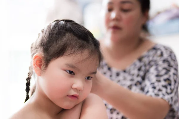 Anya Hosszú Fésűvel Fonattal Tervezte Haját Lányának Aranyos Ázsiai Lány — Stock Fotó