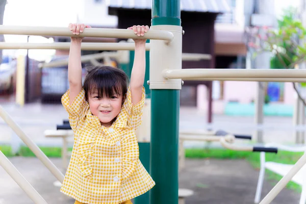 Menina Criança Ativa Brincando Playground Crianças Mãos Segurando Com Máquina — Fotografia de Stock