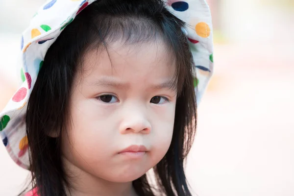Σύντομο Κεφάλι Αναστατωμένο Ασιατικό Κοριτσάκι Φορούν Καπέλο Μοτίβο Πουά Πολύχρωμο — Φωτογραφία Αρχείου