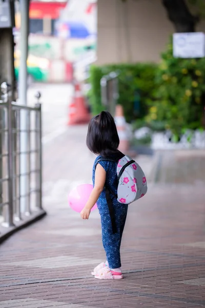 Asiático Adorável Bebê Menina Está Vestindo Vestido Azul Escuro Segurando — Fotografia de Stock