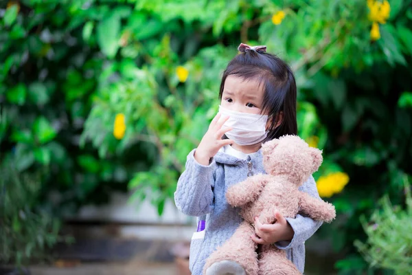 Азиатская Дошкольница Держит Бурого Медведя Дети Носят Белую Медицинскую Маску — стоковое фото