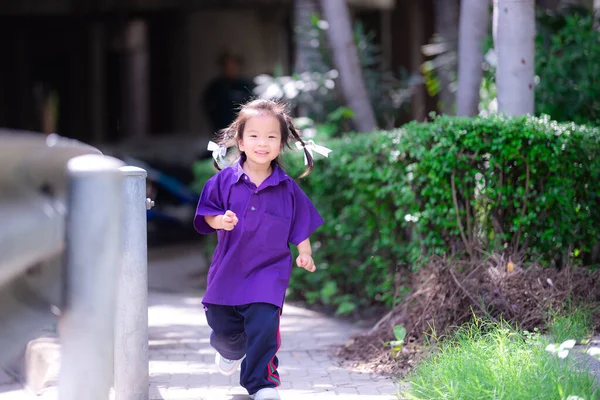 Anak Gadis Asia Yang Lucu Bahagia Berlari Ayah Atau Ibunya — Stok Foto