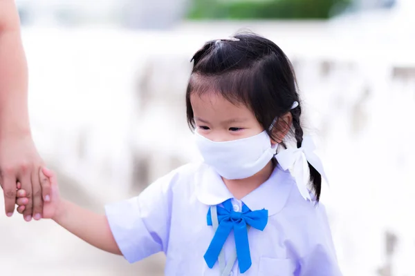 Ασιάτισσα Νήπιο Προστατευτική Μάσκα Προσώπου Ένα Παιδί Που Φορούσε Σχολική — Φωτογραφία Αρχείου