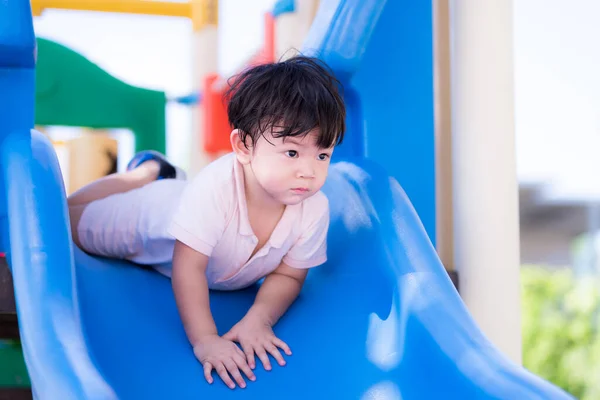 Anak Kecil Memainkan Slider Biru Pada Hari Yang Panas Anak — Stok Foto