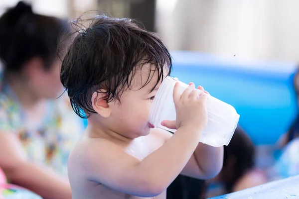 Sisi Melihat Anak Kecil Mengangkat Gelas Untuk Minum Air Sambil — Stok Foto