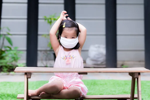 Παιδί Που Φοράει Λευκή Υφασμάτινη Μάσκα Κάθεται Ξύλινο Τραπέζι Παιδιά — Φωτογραφία Αρχείου