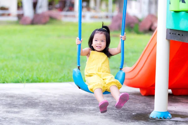Anak Kecil Asia Yang Bahagia Berusia Tahun Bermain Dalam Ayunan — Stok Foto