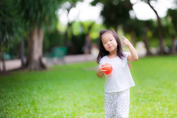 Boldog Ázsiai Lány Játszik Egy Kis Narancssárga Labdát Gyerek Egy — Stock Fotó