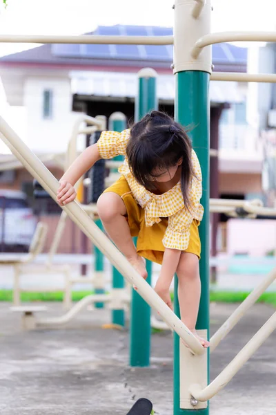 Fokus Selektif Lutut Kanan Aktif Gadis Kecil Memanjat Mesin Latihan — Stok Foto