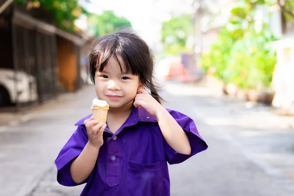 Lány Jégkrémet Eszik Egy Gyerek Koszos Fekete Körmökkel Aki Ételt — Stock Fotó