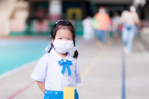 Asiatisches Mädchen Trägt Eine Maske Aus Weißem Stoff Sich Vor — Stockfoto