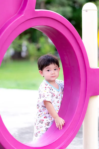 Filho Menino Fica Secretamente Atrás Jogador Playground Perto Casa Menino — Fotografia de Stock