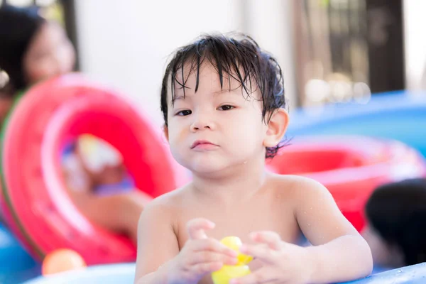 Enfoque Selectivo Adorable Niño Encuentra Mojado Piscina Goma Azul Sonríe —  Fotos de Stock