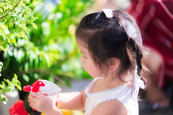 从侧面看亚洲学龄前女童浇灌的水花瓶和前院花园的小树 3岁的孩子 孩子的农业学习形成了家务活的概念 快乐的小女孩 — 图库照片