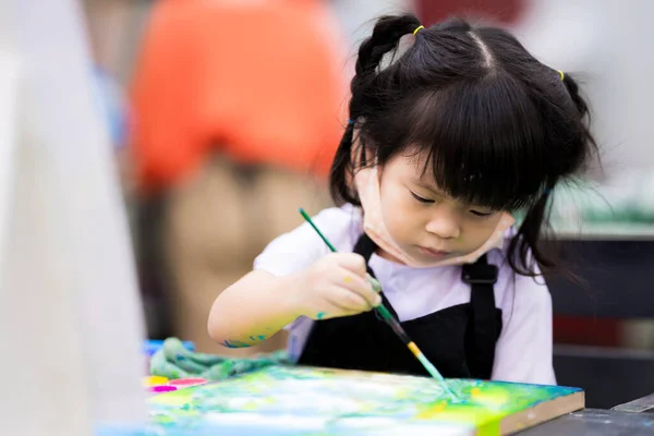 귀여운 캔버스에 색칠을 그림을 그리고 교실에서 예술을 만드는 아이들 어린이들은 — 스톡 사진