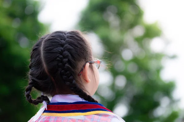 Ázsiai Kislány Fekete Hajfonattal Hátat Fordított Kamerának Gyerekek Iskolai Egyenruhát — Stock Fotó