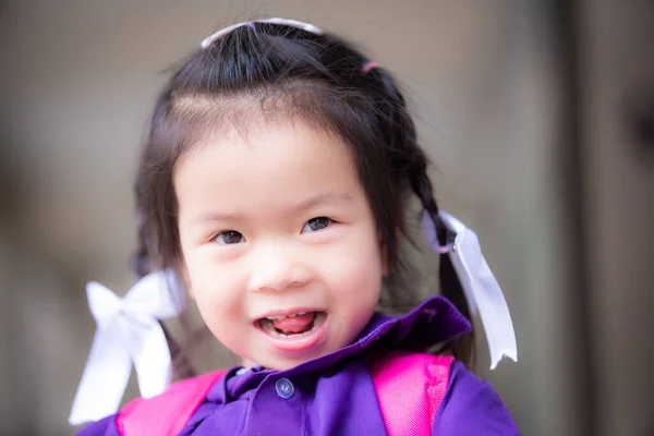 미소를 스러운 내밀고 웃으라 아이들은 보라색 블라우스와 두르고 있습니다 살짜리 — 스톡 사진