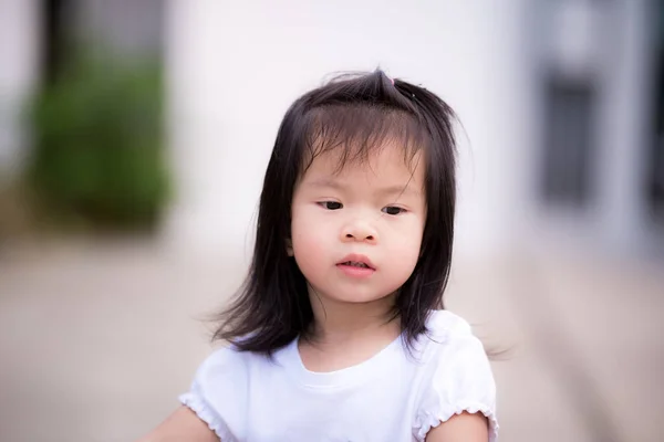 Adorable Niña Pie Sola Mirando Hacia Abajo Parte Delantera Ella — Foto de Stock