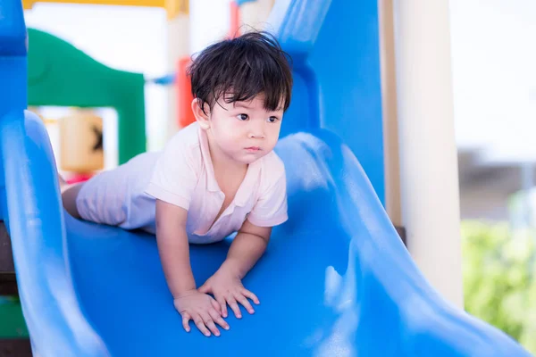 Anak Laki Laki Balita Asia Itu Menghadap Bawah Untuk Bermain — Stok Foto