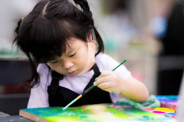 아시아인 캔버스에 그림을 그린다 아이들은 예술을 배우고 있습니다 귀여운 아이들은 — 스톡 사진