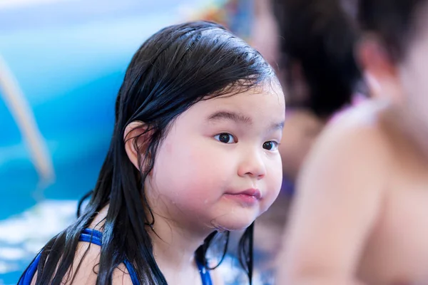 Niña Asiática Estaba Aburrida Piscina Casa Estaba Mal Humor Por — Foto de Stock