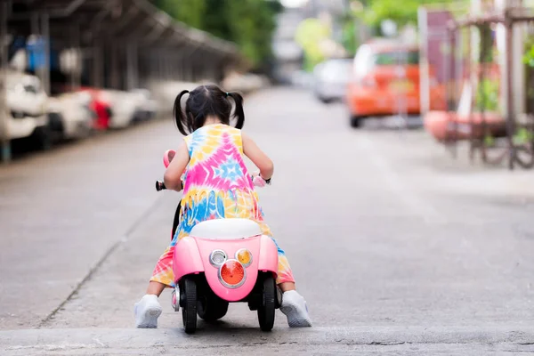 Candid Seorang Gadis Cantik Prasekolah Mengendarai Sepeda Motor Listrik Bermain — Stok Foto