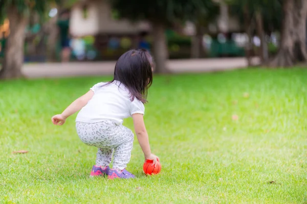 Gadis Asia Memainkan Bola Oranye Kecil Rumput Hijau Taman Anak — Stok Foto