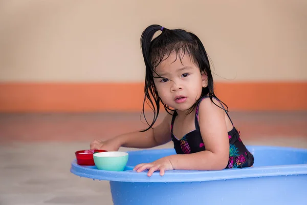 Kis Ázsiai Lány Fürdőruhában Játszik Kék Medencében Játssz Kis Szemüveggel — Stock Fotó