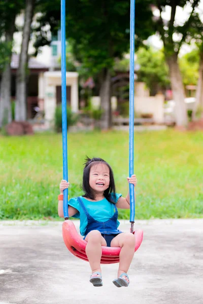 Anak Mengayun Dan Tertawa Gadis Kecil Yang Manis Memakai Kemeja — Stok Foto