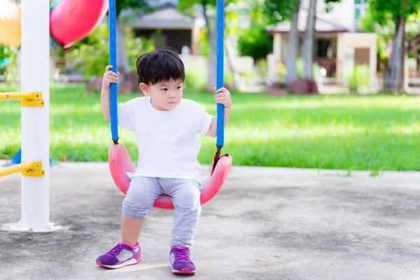 Bayi Laki Laki Lucu Mengenakan Kemeja Putih Duduk Ayunan Taman — Stok Foto