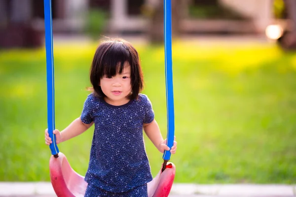 Konsep Kegiatan Luar Gadis Kecil Asia Yang Lucu Bermain Ayunan — Stok Foto
