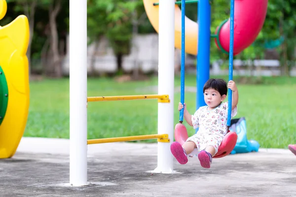 Asiatische Vorschulkinder Reiten Roten Schaukeln Und Zeigen Aufgeregte Gesichter Der — Stockfoto