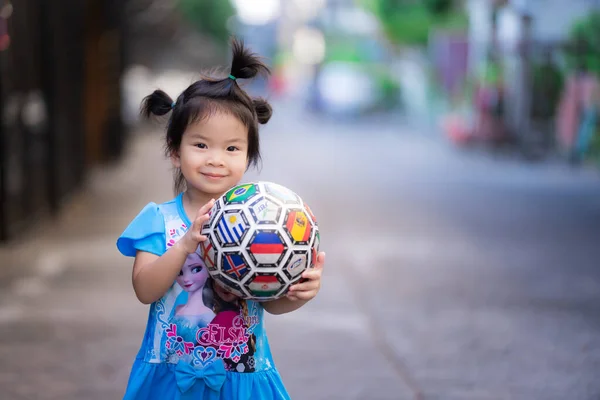 마르스 2020 아시아의 소녀가 공주의 드레스를 무늬가 그려진 축구공을 Fbt — 스톡 사진