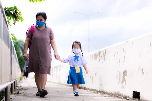Asyalı Anne Kızı Maske Takıyor Okula Yürümek Için Ele Yürüyorlardı — Stok fotoğraf