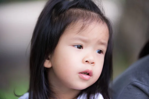 Niña Preescolar Tiene Comida Sus Mejillas Pequeña Hija Asiática Miró —  Fotos de Stock
