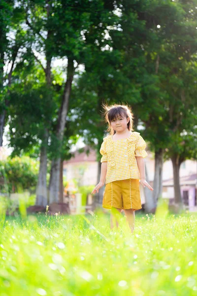 Χαρούμενο Κορίτσι Παίζει Στο Λιβάδι Παιδί Φορούσε Ένα Κίτρινο Φόρεμα — Φωτογραφία Αρχείου